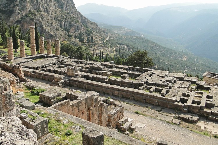 1024px-Temple_of_Apollo_in_Delphi_01